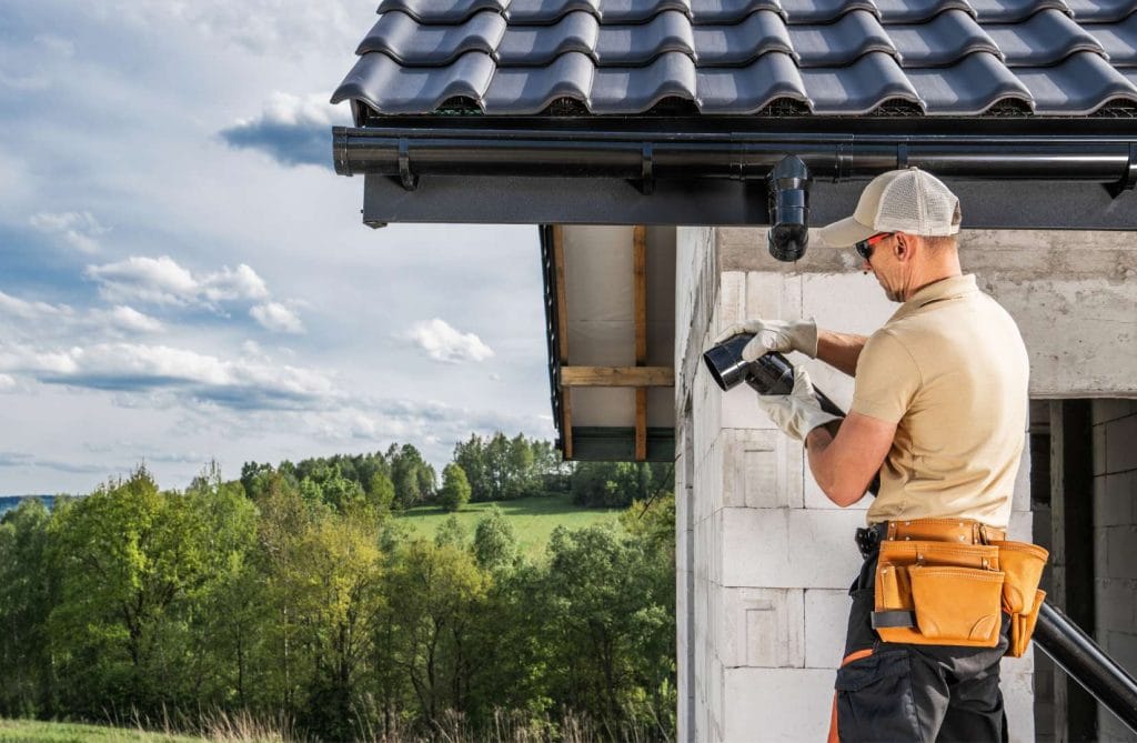 construction contractor roof worker
